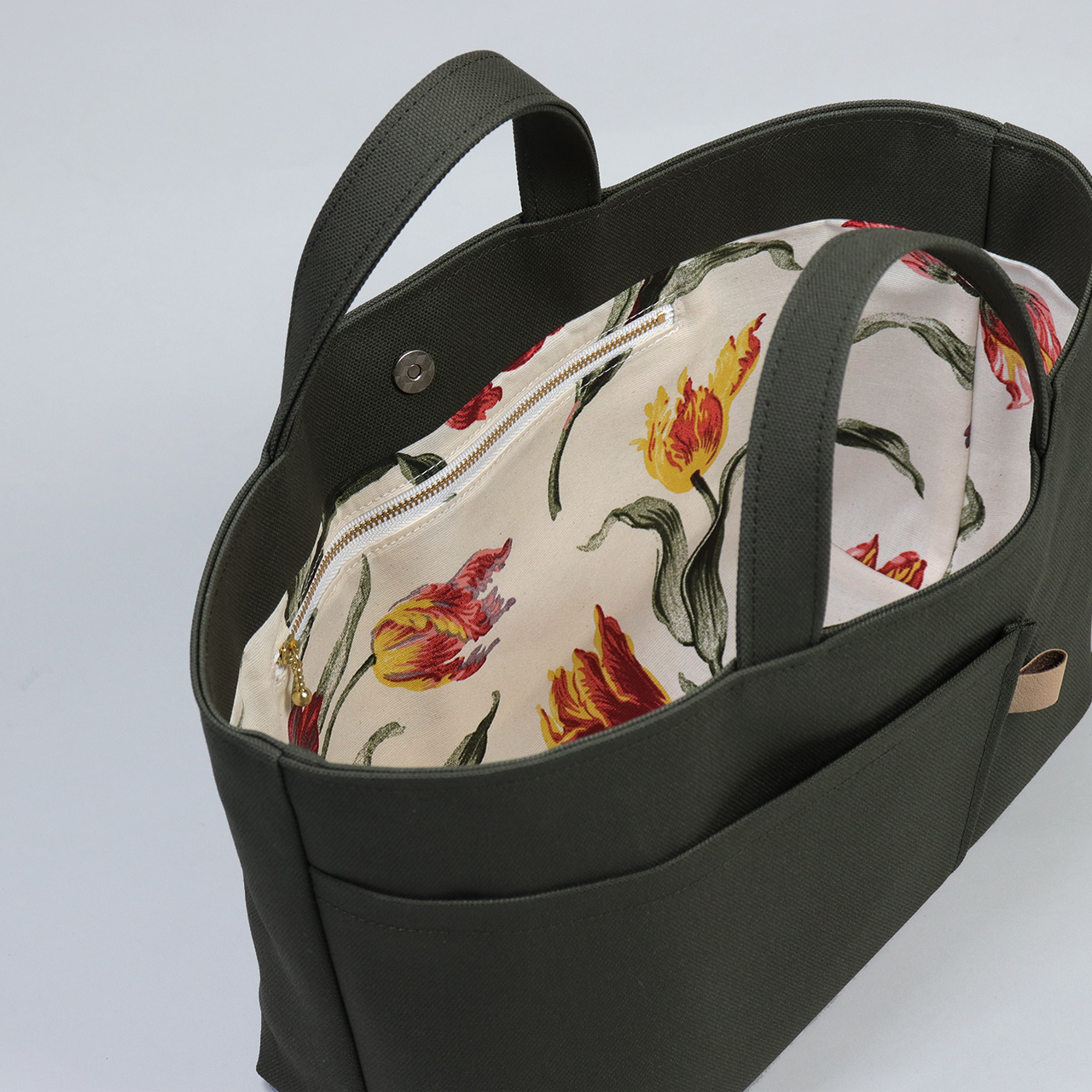 北欧柄コットン生地の内ポケット拡大。長財布やスマホが収納しやすいシップトートの内装　ハネアント神戸の帆布トートバッグ