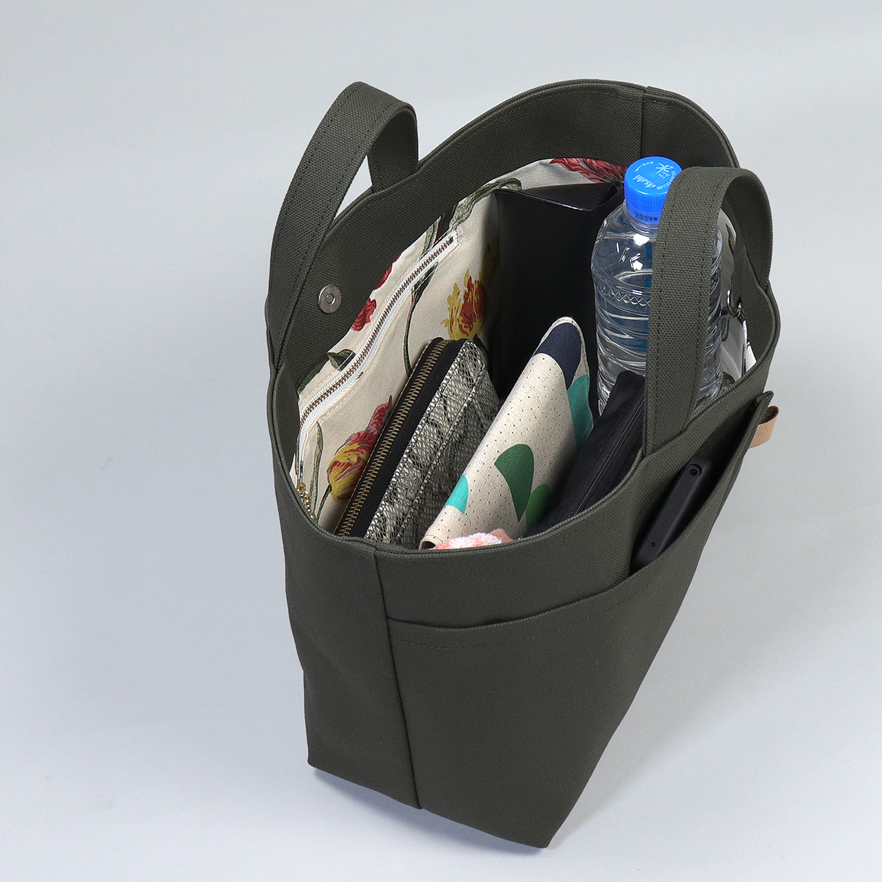 長財布・ポーチ・500mlボトルがすっきり入る収納イメージ。毎日の荷物にちょうど良い容量のシップトート　ハネアント神戸の帆布トートバッグ