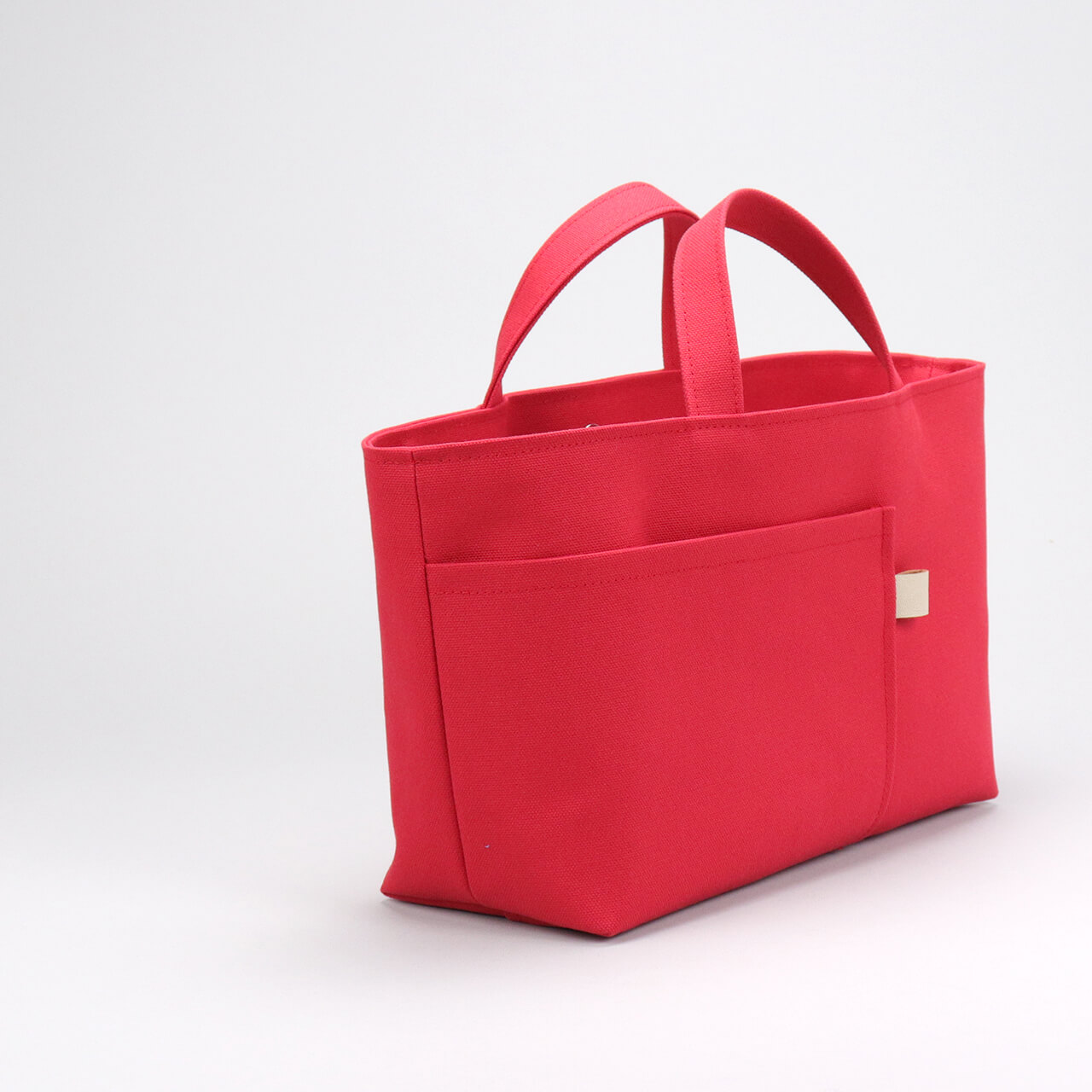 前面に2つの外ポケットを備えたシップトート。荷物を整理しやすい実用的なポケットディテール　ハネアント神戸の帆布トートバッグ