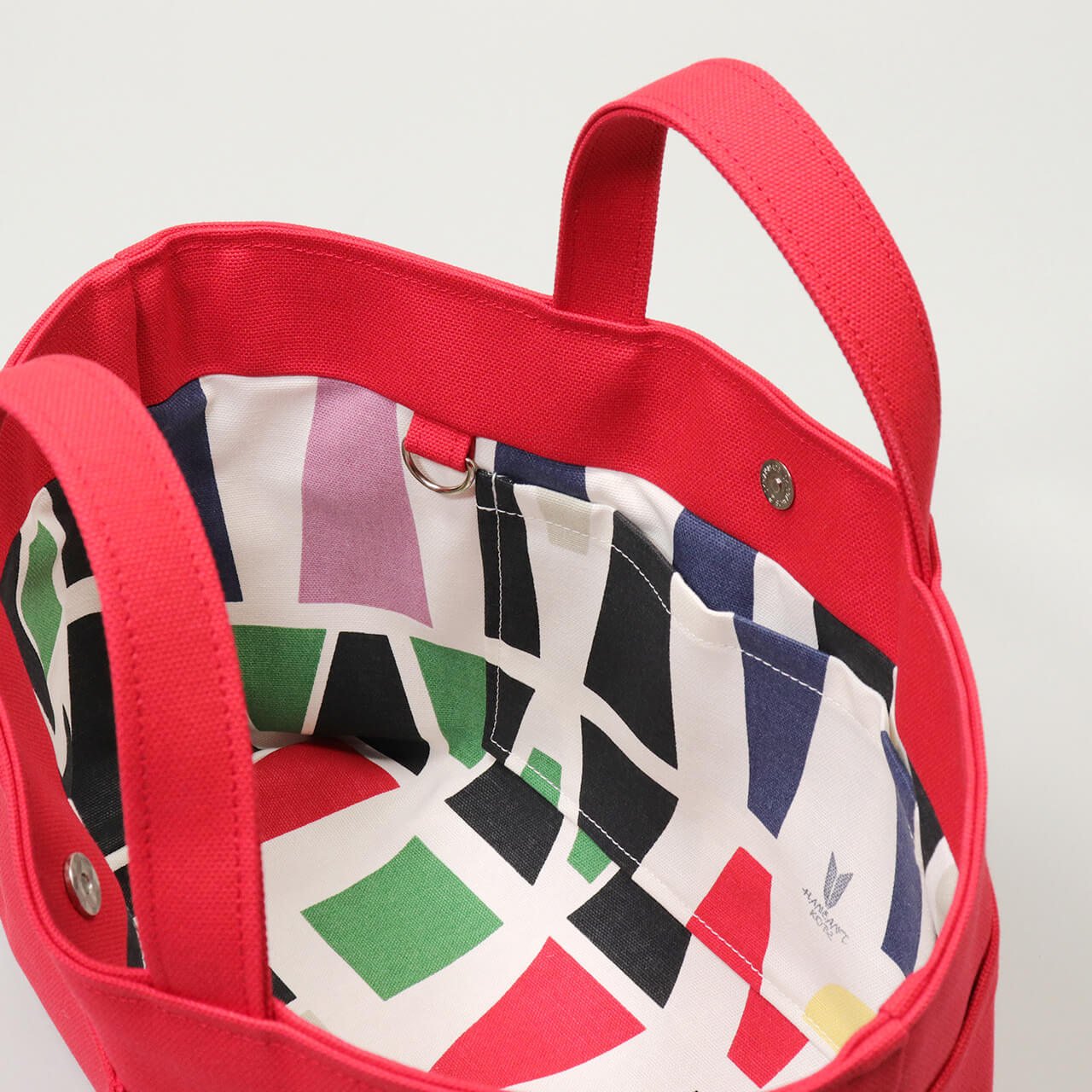 北欧柄コットン生地の内ポケット拡大。長財布やスマホが収納しやすいシップトートの内装　ハネアント神戸の帆布トートバッグ