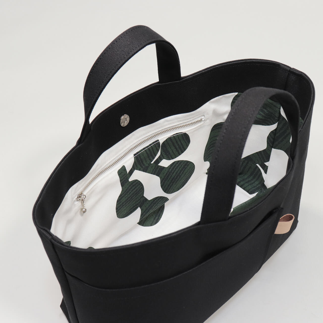 北欧柄コットン生地の内ポケット拡大。長財布やスマホが収納しやすいシップトートの内装　ハネアント神戸の帆布トートバッグ