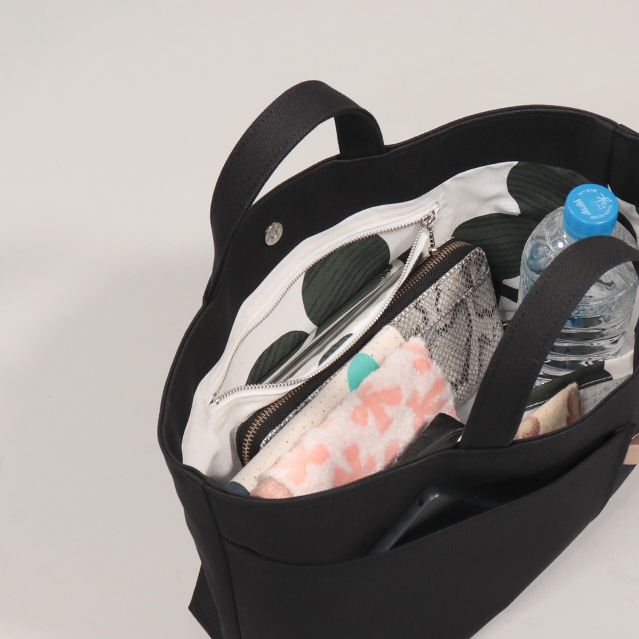 長財布・ポーチ・500mlボトルがすっきり入る収納イメージ。毎日の荷物にちょうど良い容量のシップトート　ハネアント神戸の帆布トートバッグ