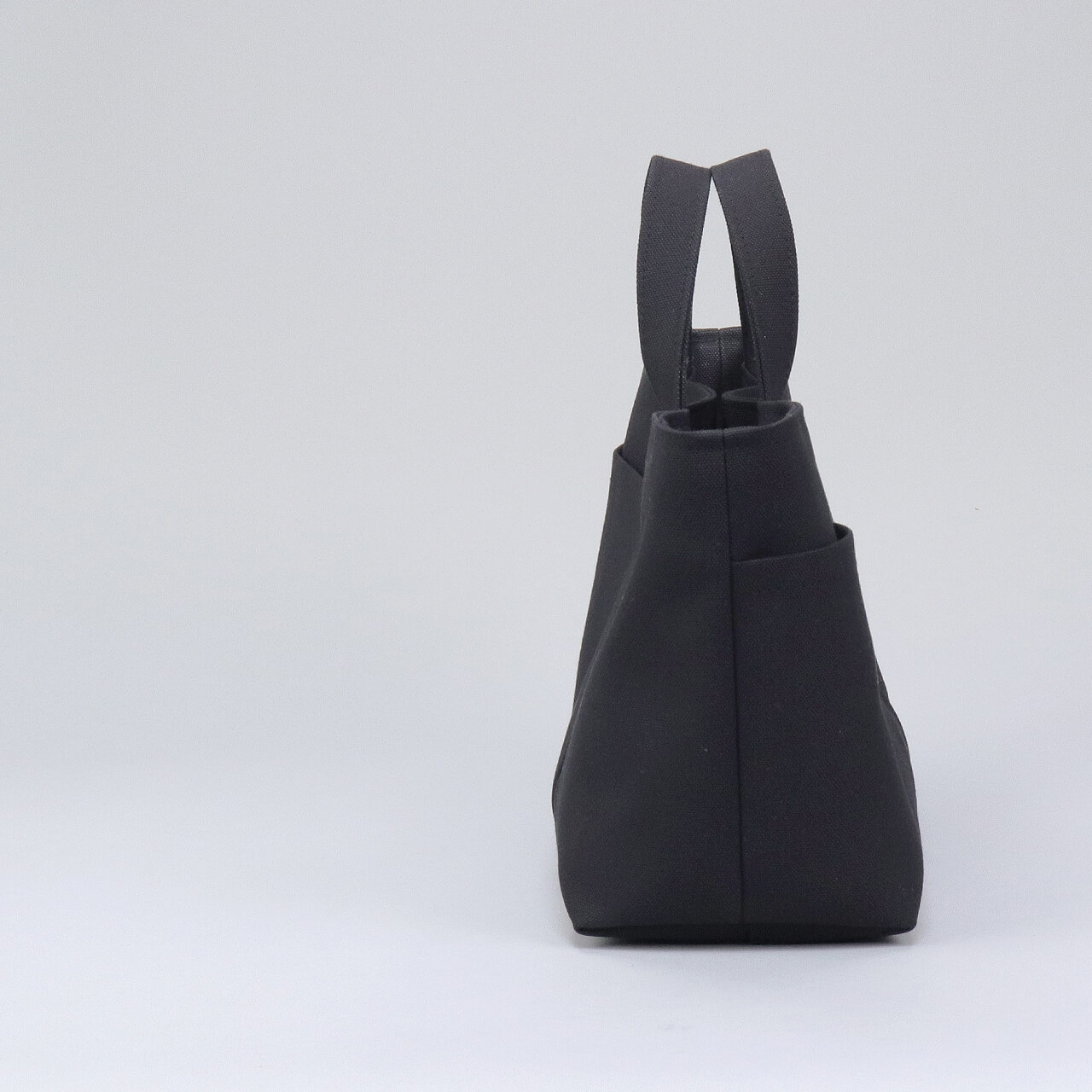 横から見たシップトート。マチ14cmでお弁当や長財布が入りやすいノアールブラック帆布バッグ　ハネアント神戸の帆布トートバッグ