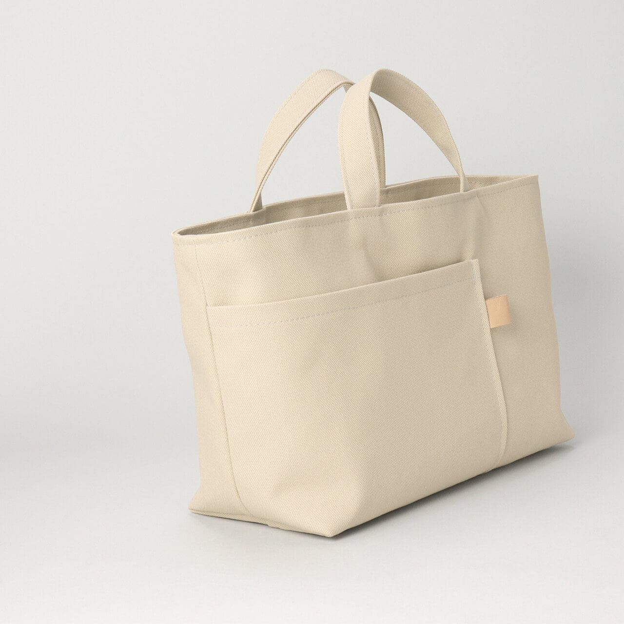 前面に2つの外ポケットを備えたシップトート。荷物を整理しやすい実用的なポケットディテール　ハネアント神戸の帆布トートバッグ