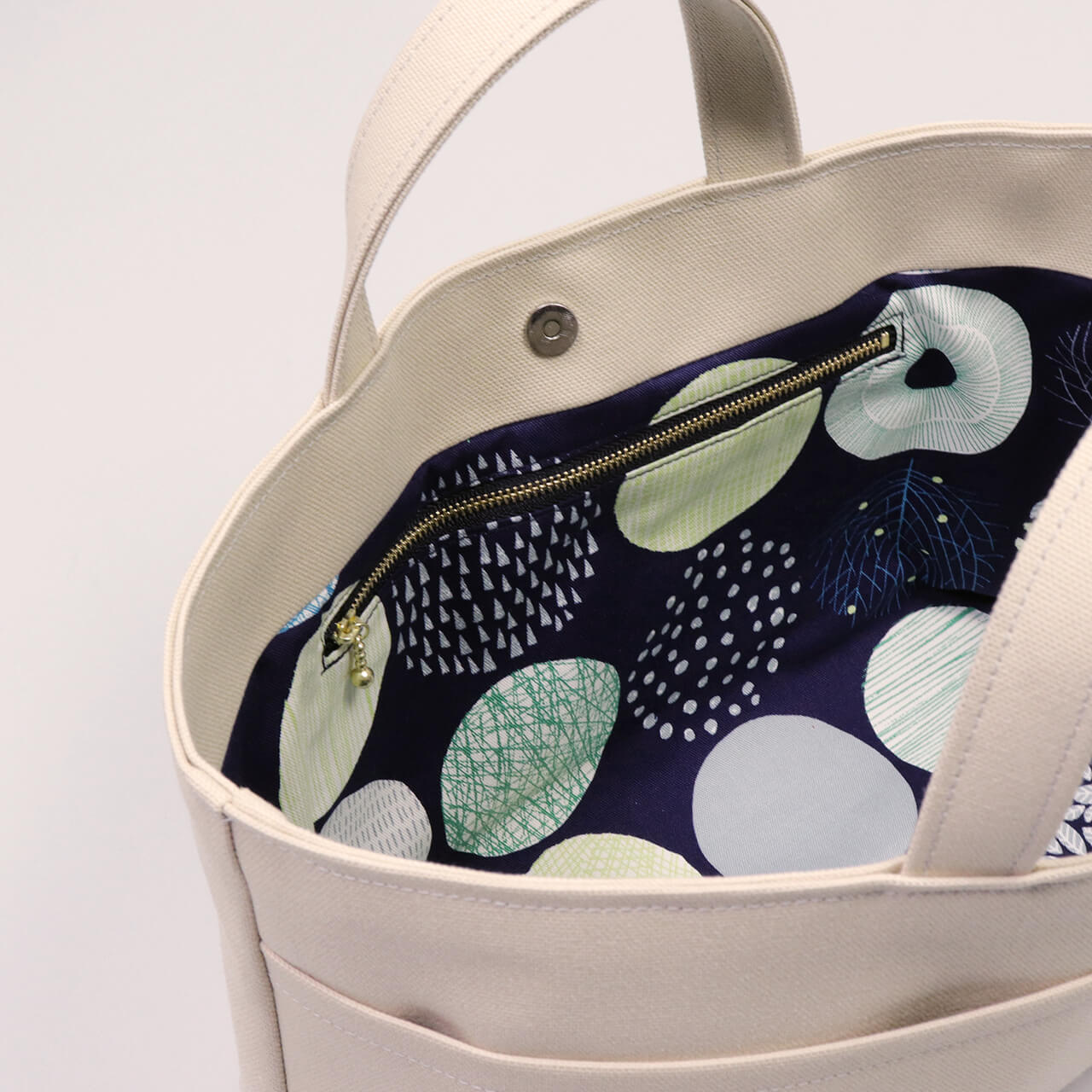 北欧柄コットン生地の内ポケット拡大。長財布やスマホが収納しやすいシップトートの内装　ハネアント神戸の帆布トートバッグ