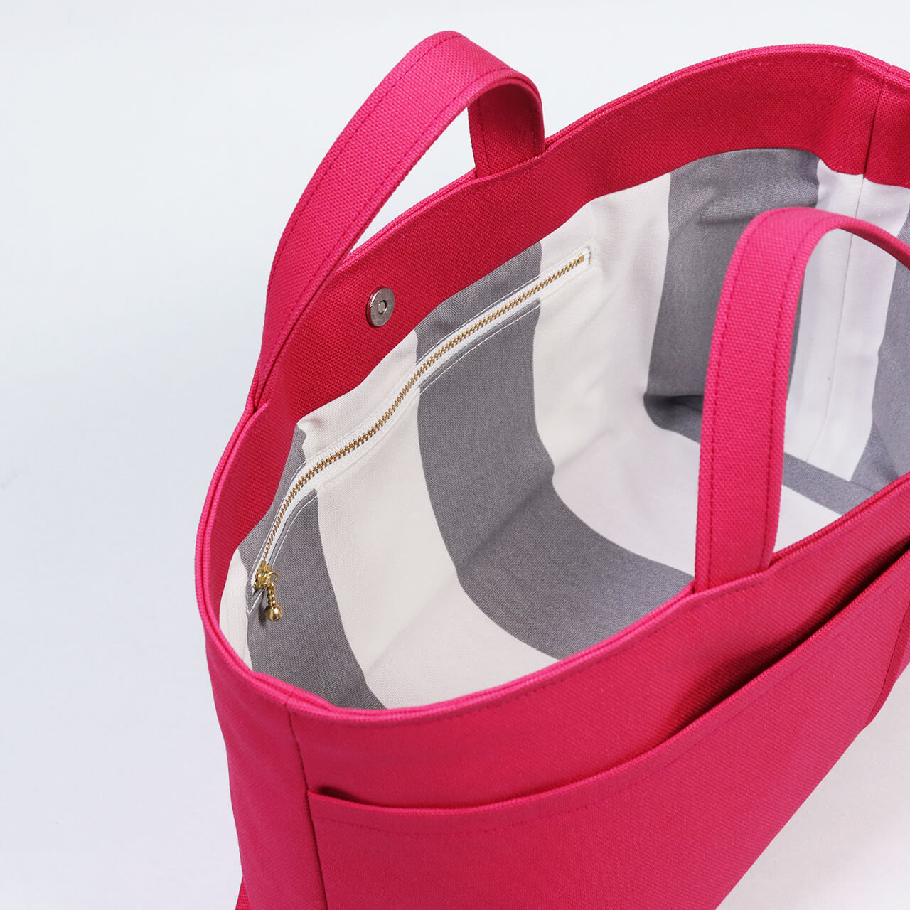 北欧柄コットン生地の内ポケット拡大。長財布やスマホが収納しやすいシップトートの内装　ハネアント神戸の帆布トートバッグ