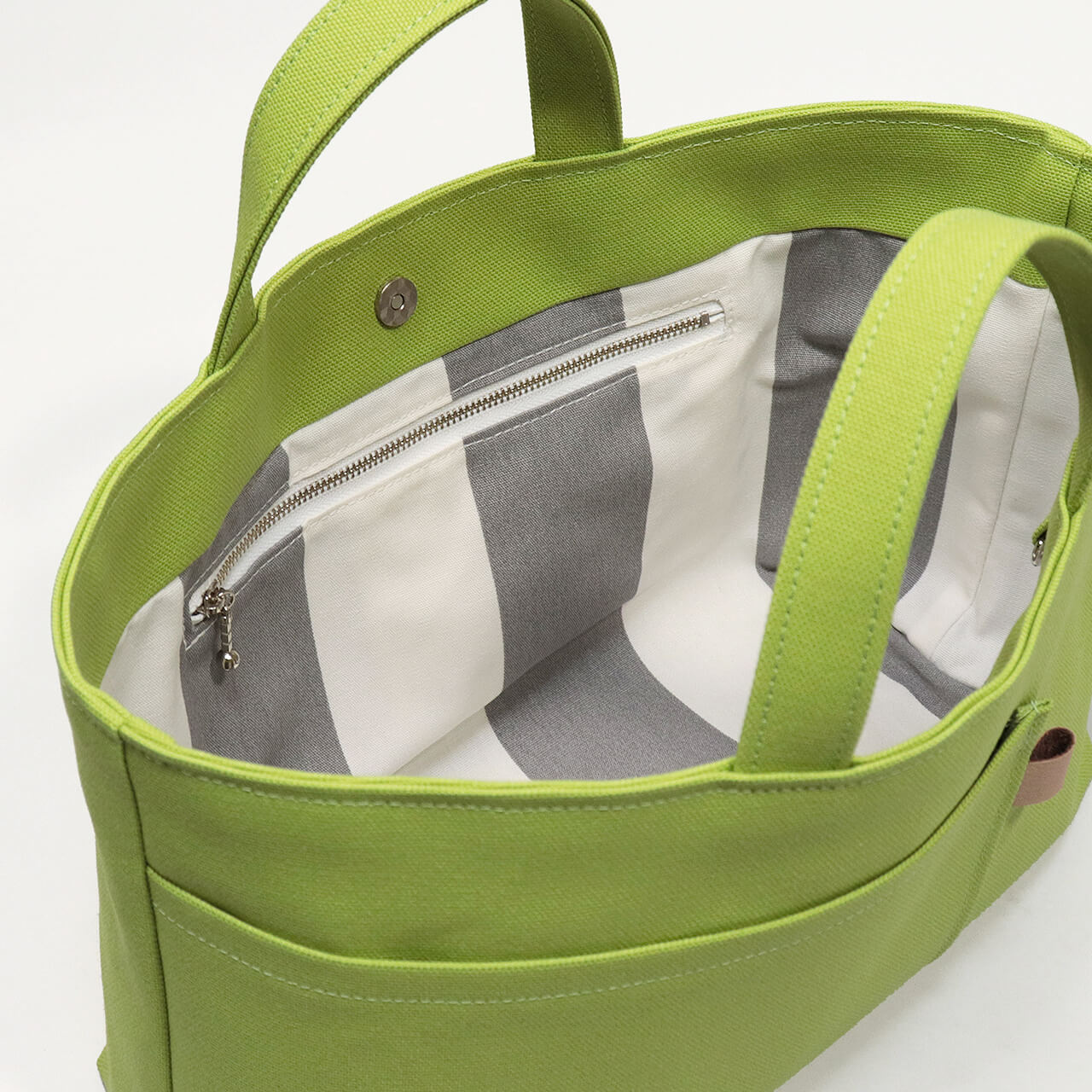 北欧柄コットン生地の内ポケット拡大。長財布やスマホが収納しやすいシップトートの内装　ハネアント神戸の帆布トートバッグ