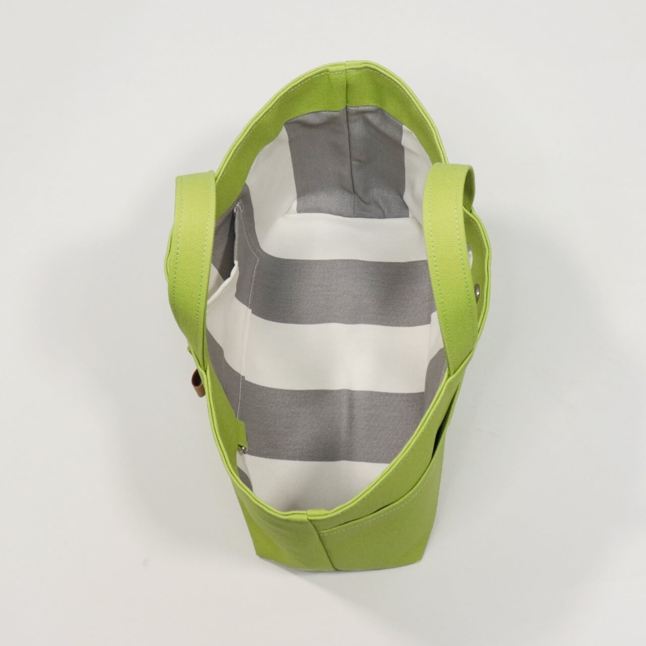 北欧柄コットン生地の内ポケット拡大。長財布やスマホが収納しやすいシップトートの内装　ハネアント神戸の帆布トートバッグ