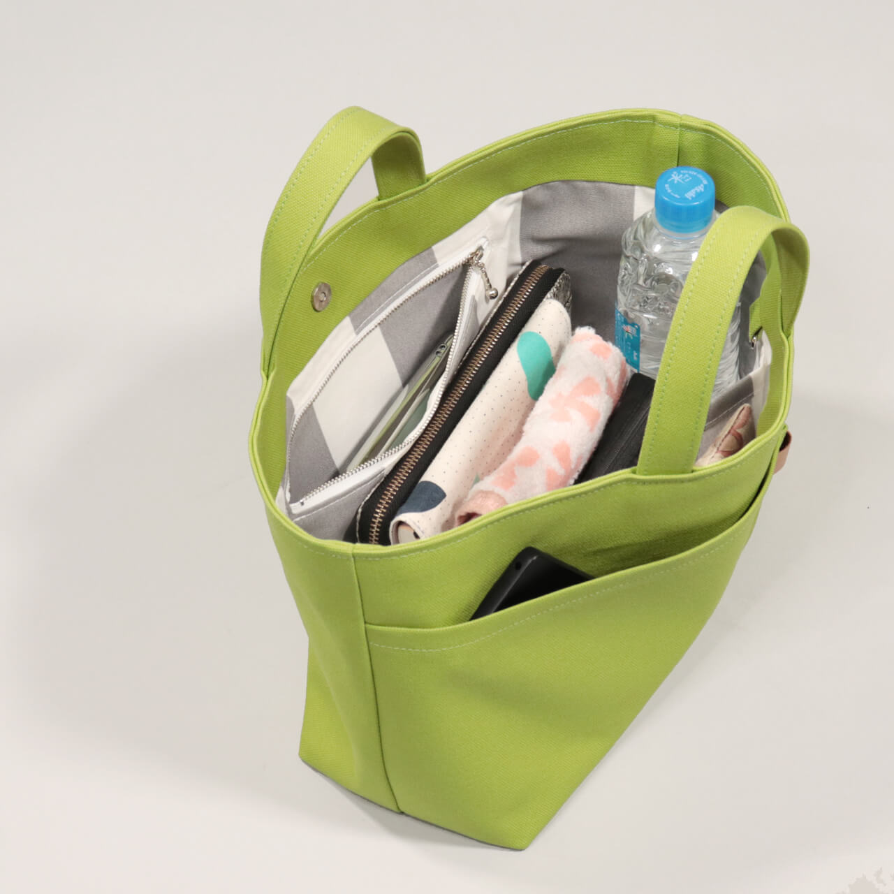 長財布・ポーチ・500mlボトルがすっきり入る収納イメージ。毎日の荷物にちょうど良い容量のシップトート　ハネアント神戸の帆布トートバッグ