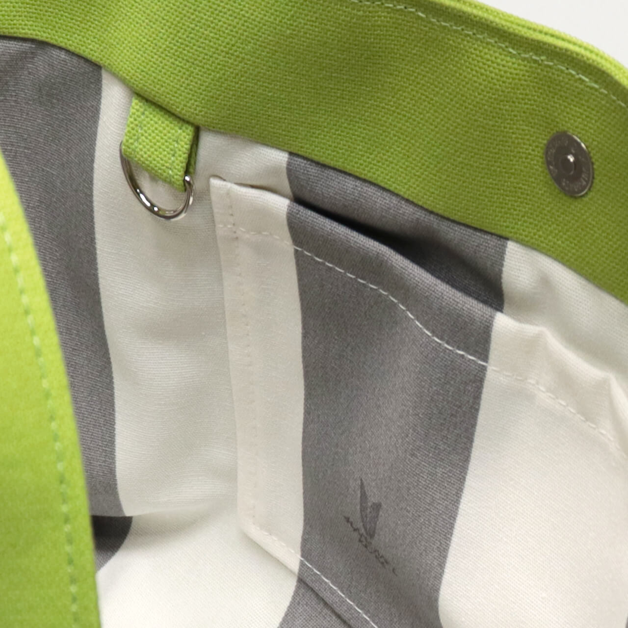 北欧柄コットン生地の内ポケット拡大。長財布やスマホが収納しやすいシップトートの内装　ハネアント神戸の帆布トートバッグ