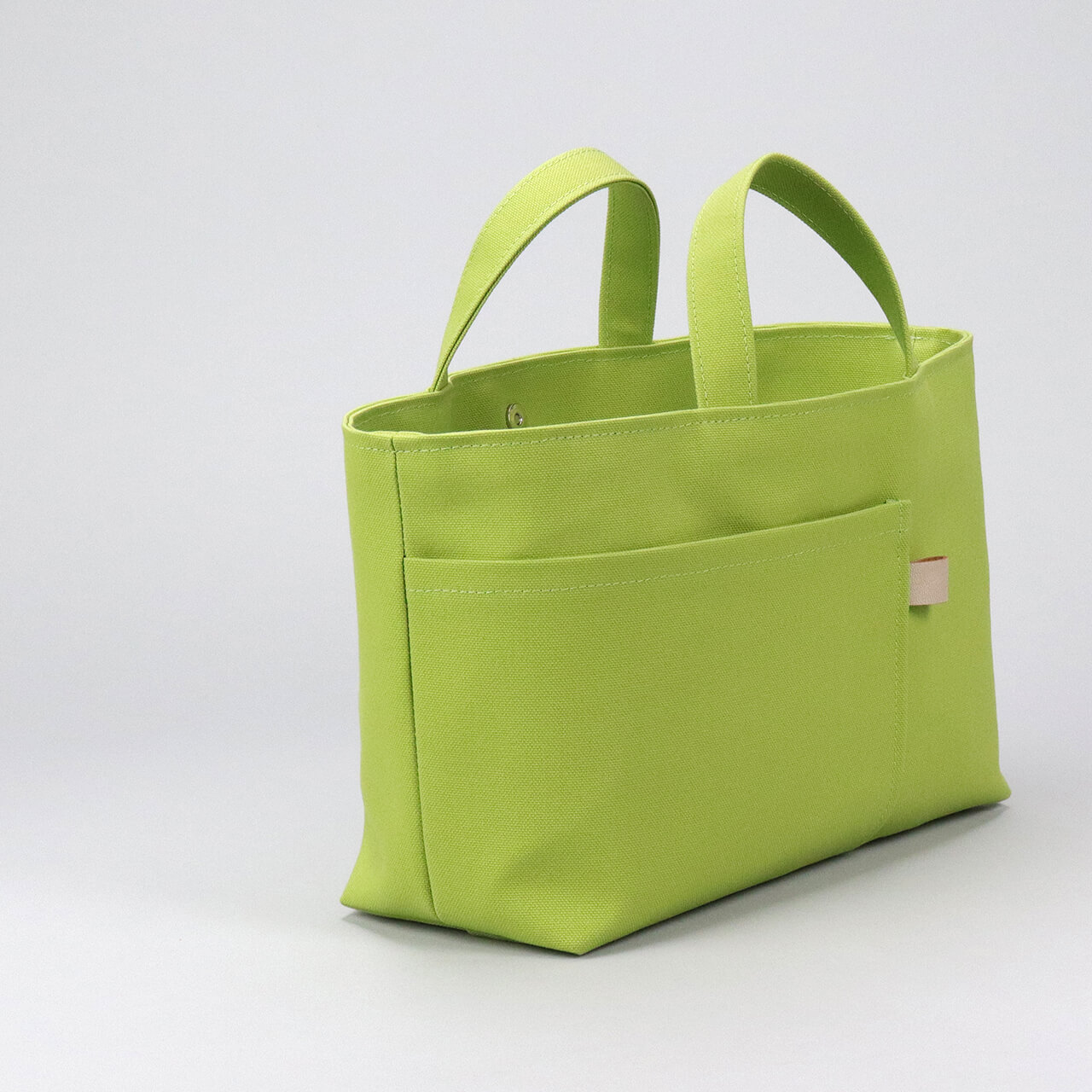 前面に2つの外ポケットを備えたシップトート。荷物を整理しやすい実用的なポケットディテール　ハネアント神戸の帆布トートバッグ