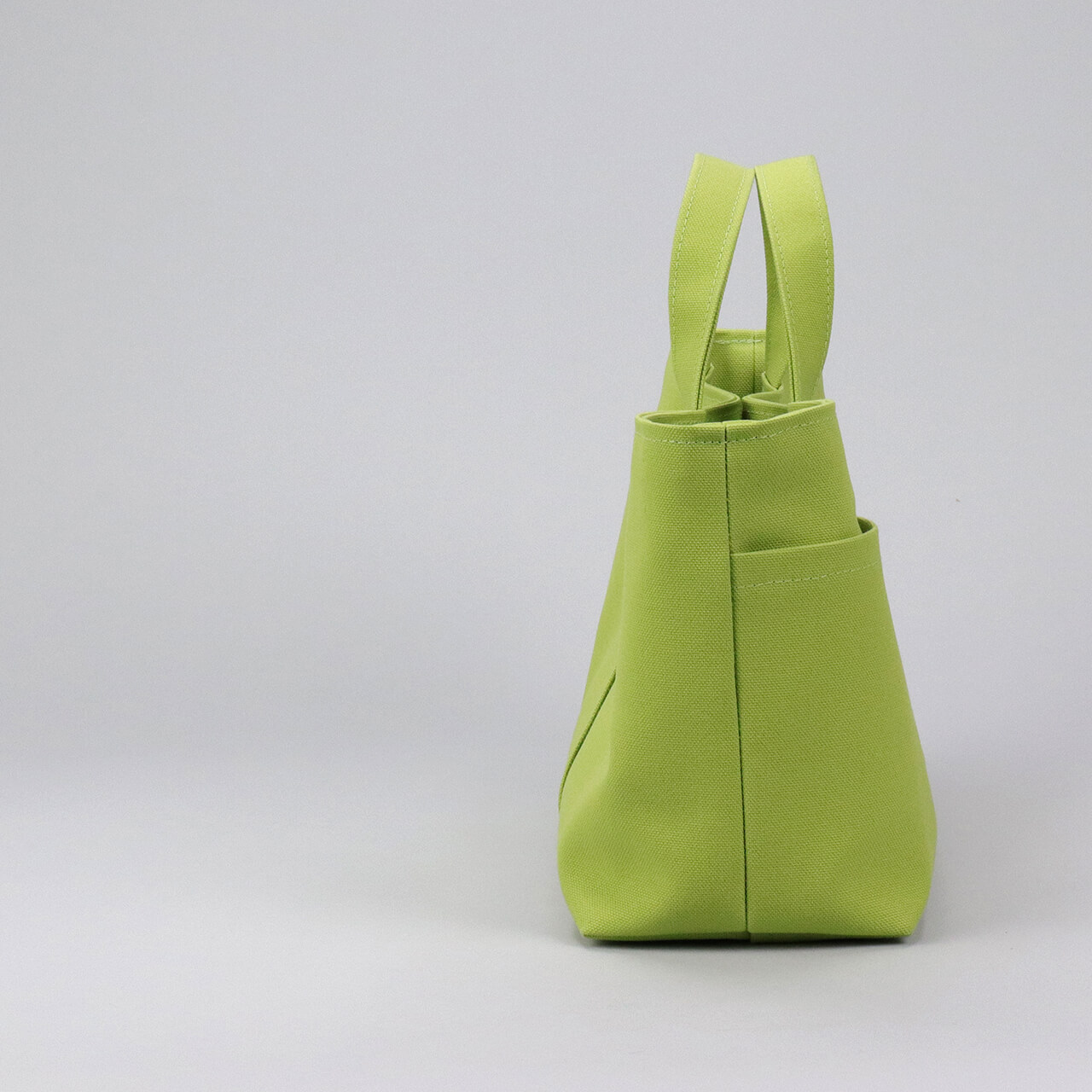 横から見たシップトート。マチ14cmでお弁当や長財布が入りやすいマスカットグリーン帆布バッグ　ハネアント神戸の帆布トートバッグ
