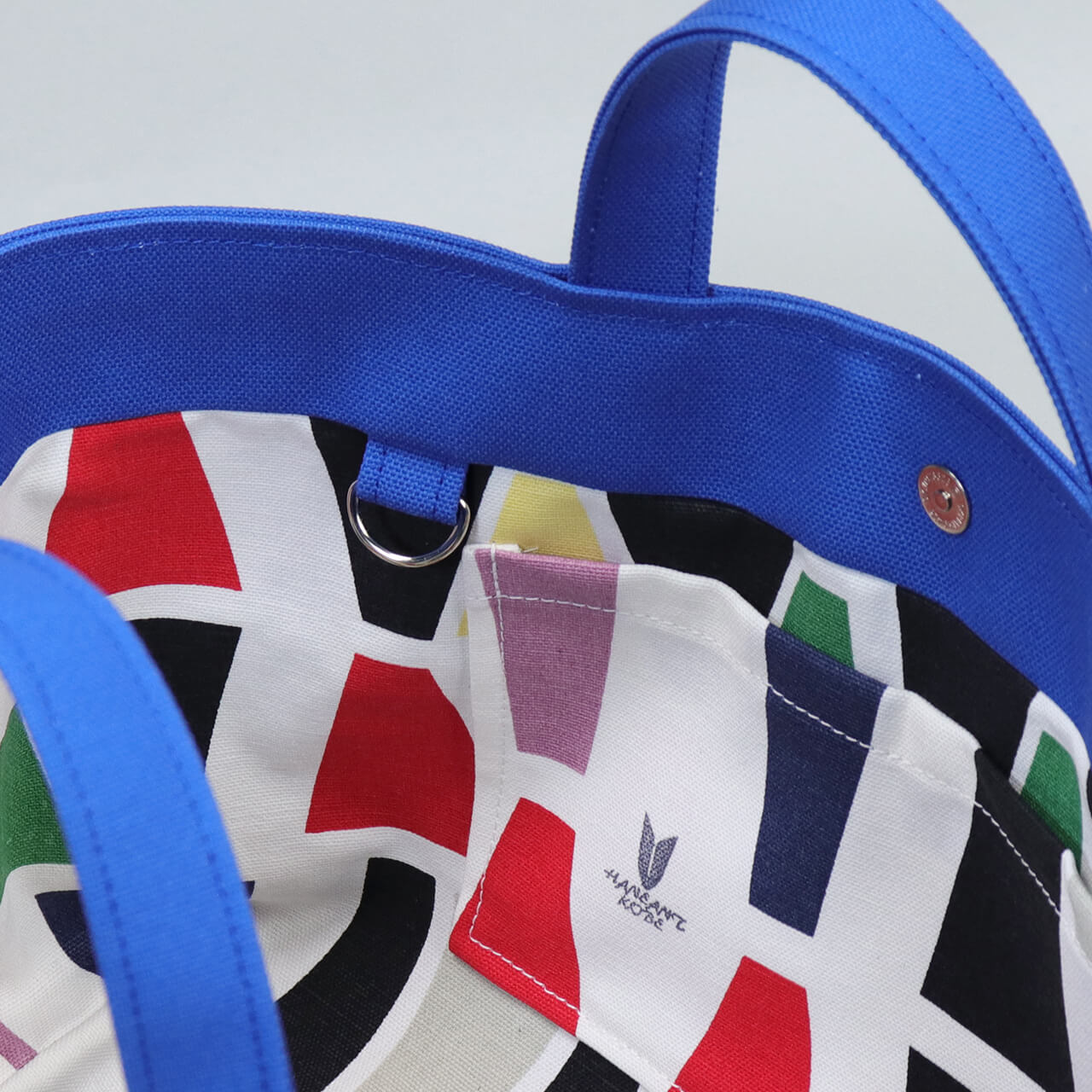 北欧柄コットン生地の内ポケット拡大。長財布やスマホが収納しやすいシップトートの内装　ハネアント神戸の帆布トートバッグ