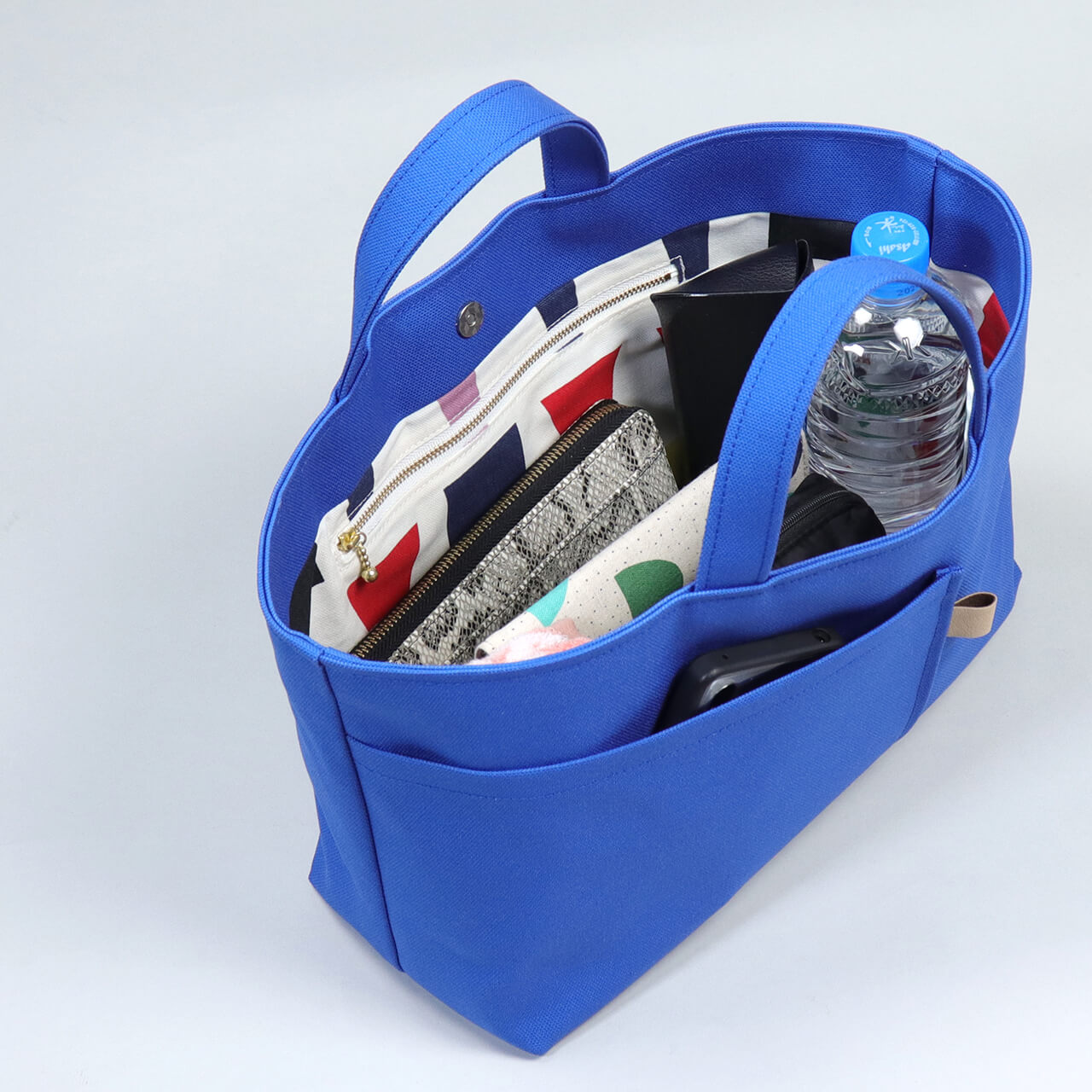 長財布・ポーチ・500mlボトルがすっきり入る収納イメージ。毎日の荷物にちょうど良い容量のシップトート　ハネアント神戸の帆布トートバッグ