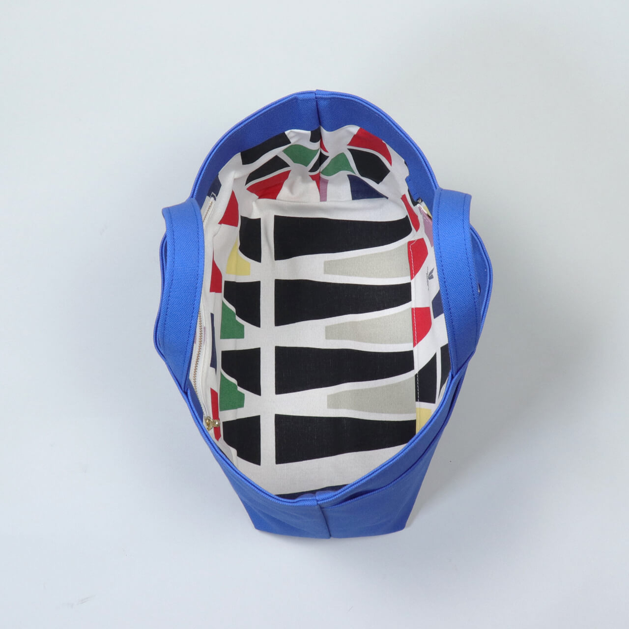 北欧柄の内布を使ったシップトートの内側デザイン。ポケット付きで小物を整えやすい内装　ハネアント神戸の帆布トートバッグ