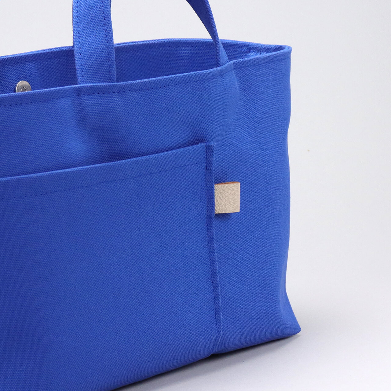 前面に2つの外ポケットを備えたシップトート。荷物を整理しやすい実用的なポケットディテール　ハネアント神戸の帆布トートバッグ