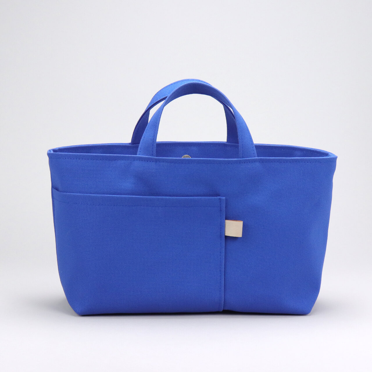 大きな背面ポケット付きのシップトート。スマホやICカードを取り出しやすい便利な背面デザイン　ハネアント神戸の帆布トートバッグ