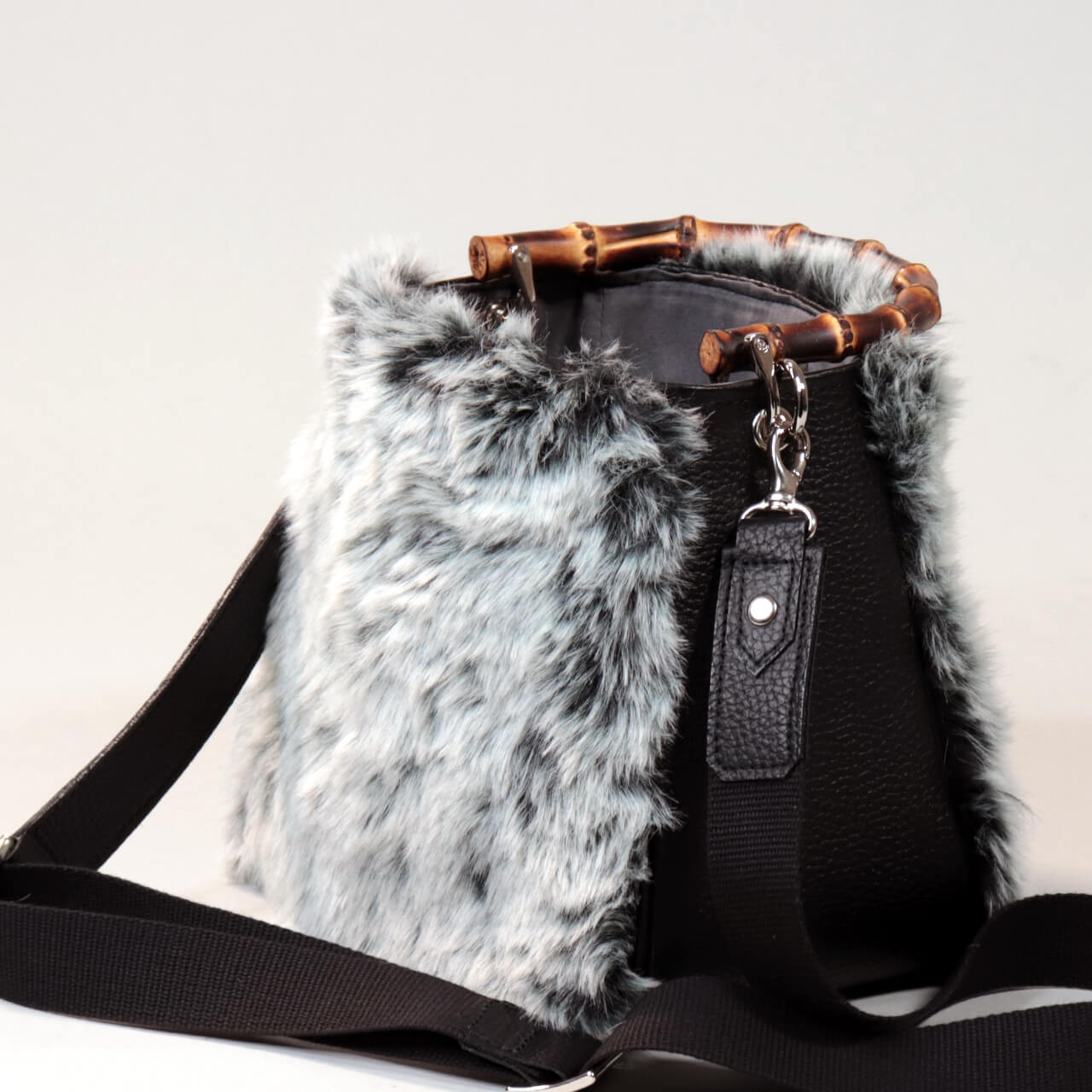 凛とした表情の竹ハンドルディテール。和装にも合うバンブーハンドルが印象的な本革×ファーの2WAYミニトート、HANEANT KOBE。