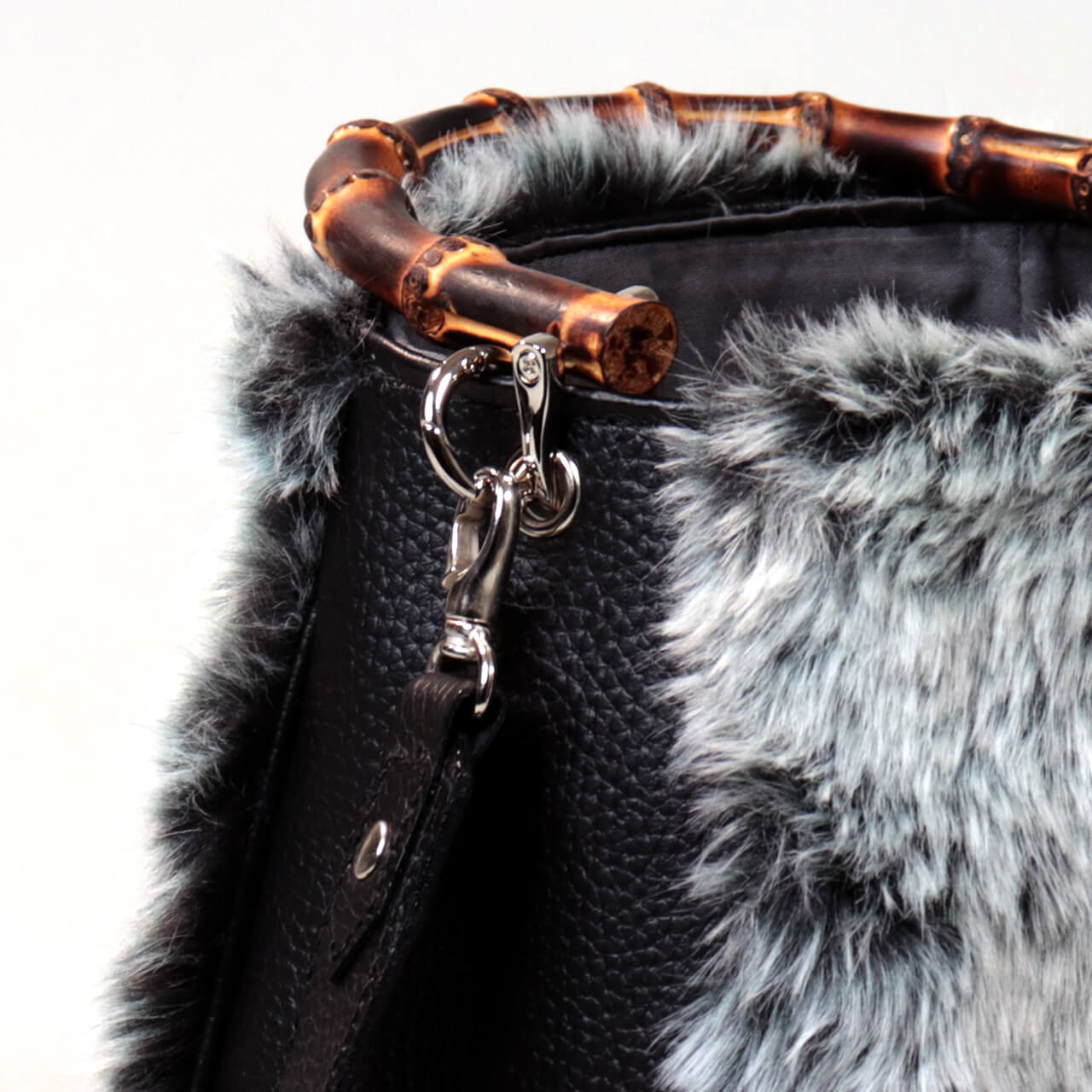 ショルダーベルトを留めるカラビナ金具のアップ。お気に入りのチャームを付けてアレンジできる、HANEANT KOBEの本革×ファーミニトート。