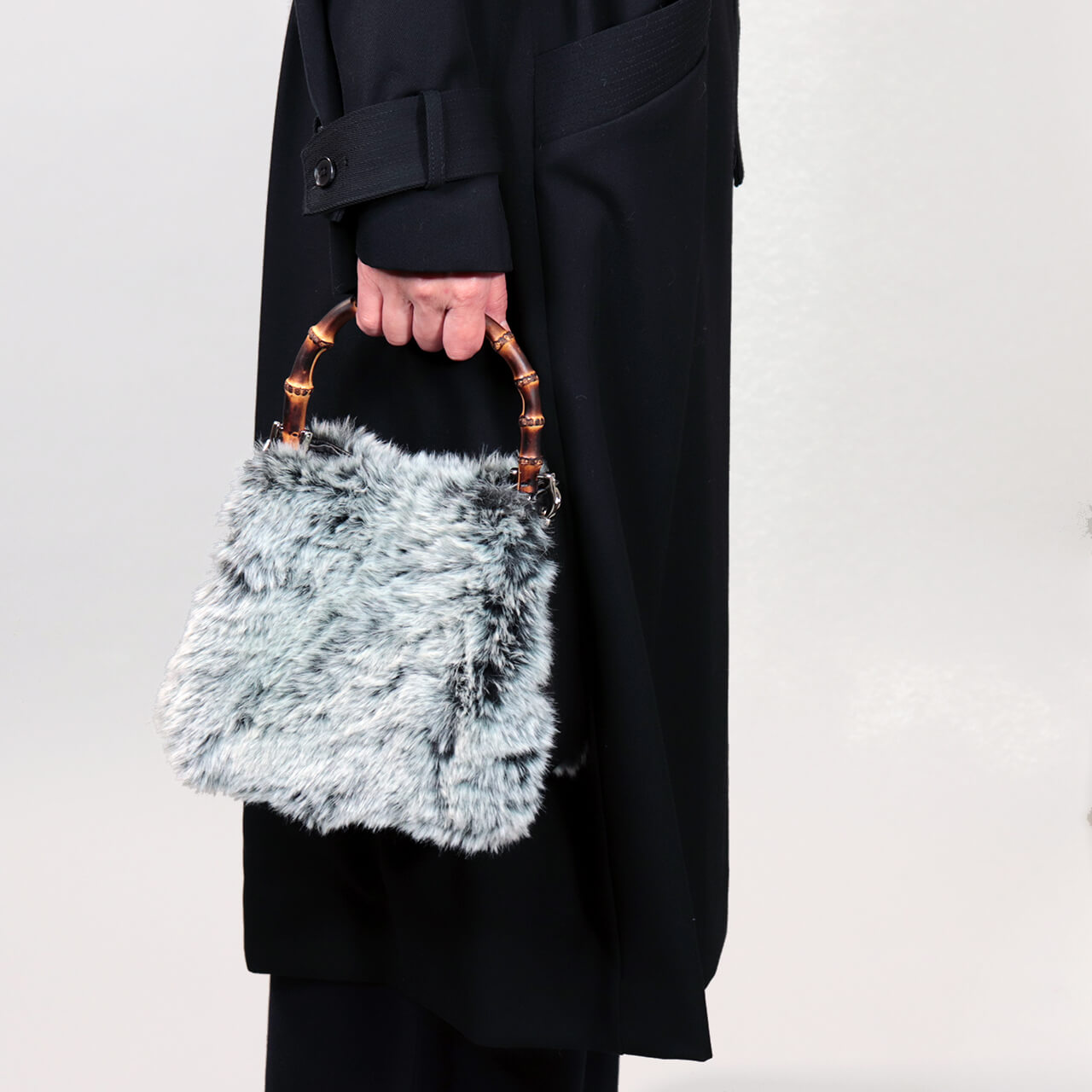 きれいめワンピーススタイルに本革×ファーの2WAYミニトート【HOLLY・WEEKEND】を合わせたコーデ。姫路レザーと竹ハンドルが冬のお出かけやホリデーシーズンに映えるHANEANT KOBEのバッグ。