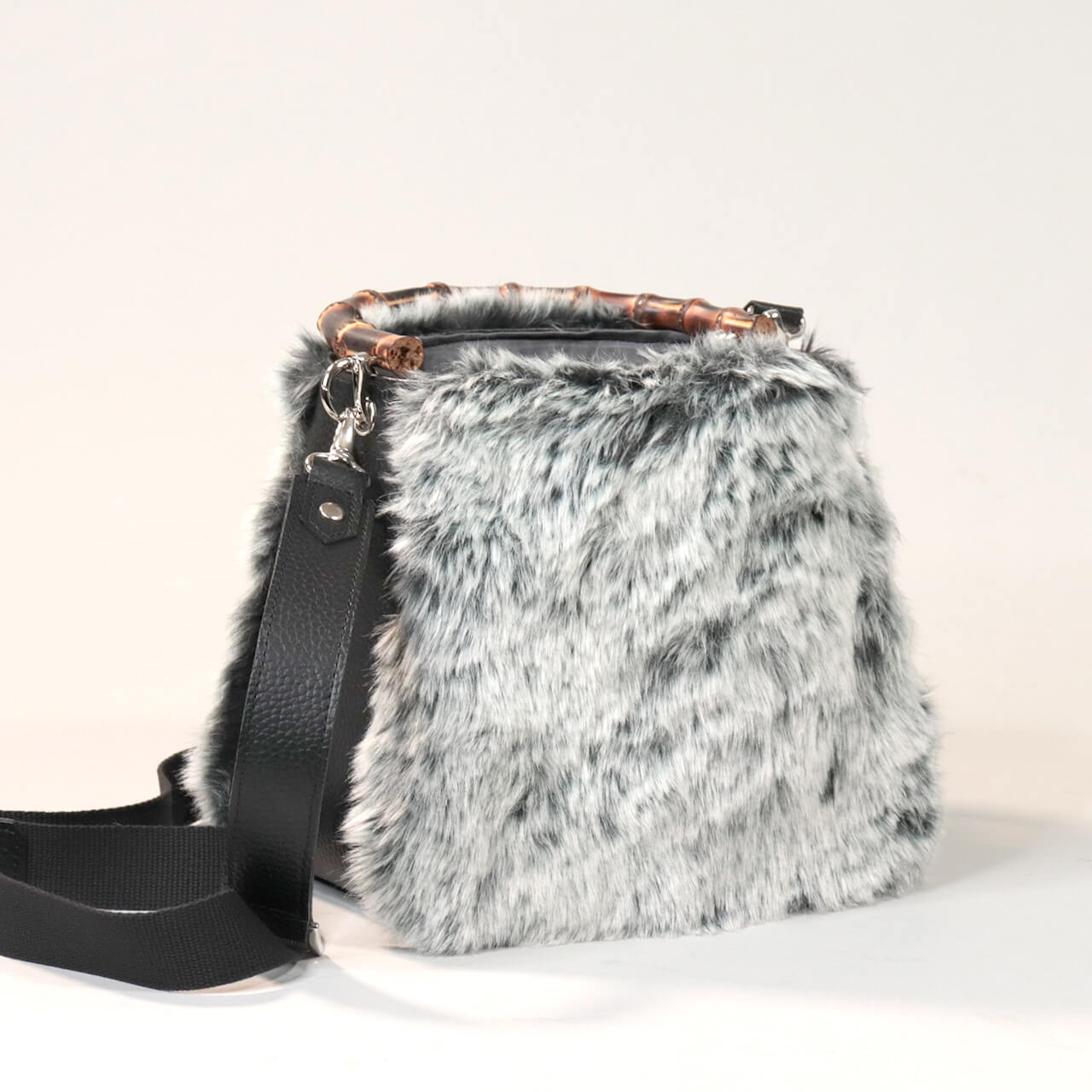 ふわっとボリュームのあるグラデーションファーと姫路シュリンクレザーの質感がわかる斜めからの全体写真。大人の遊び心を感じるHANEANT KOBEの本革ファーバッグ。