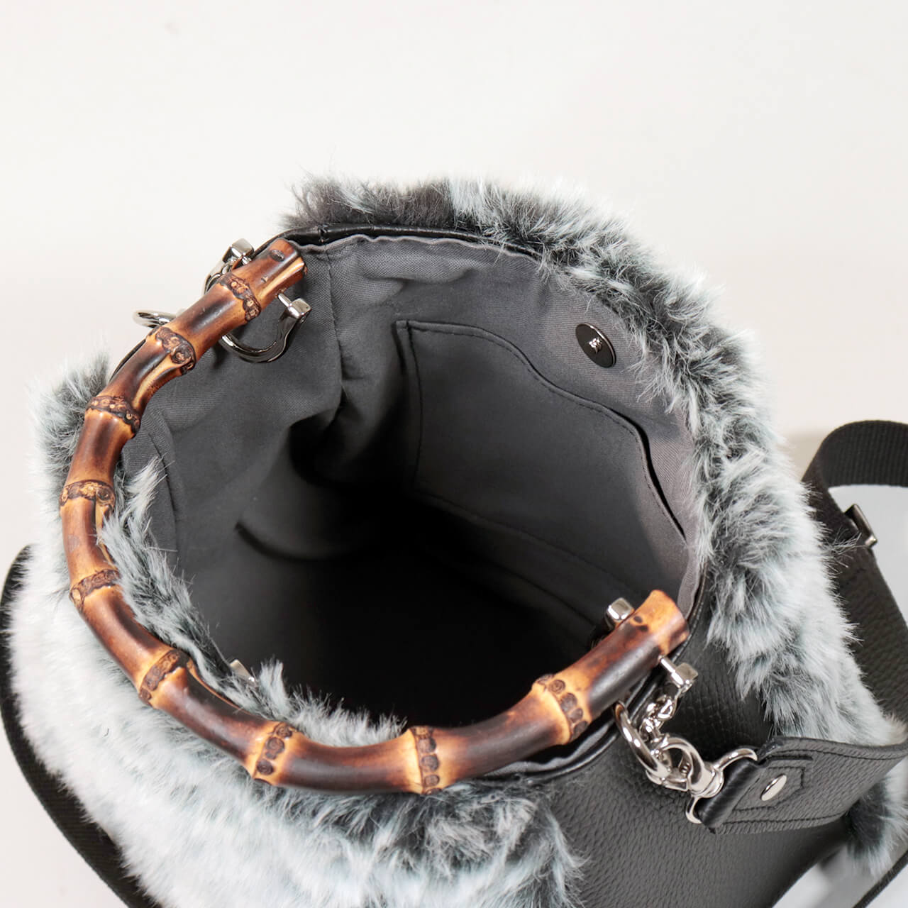 北欧柄の内布と仕分けしやすい内ポケット、ファスナーポケット付きのバッグ内部。長財布や小物を整理しやすいHOLLY・WEEKENDの収納力。