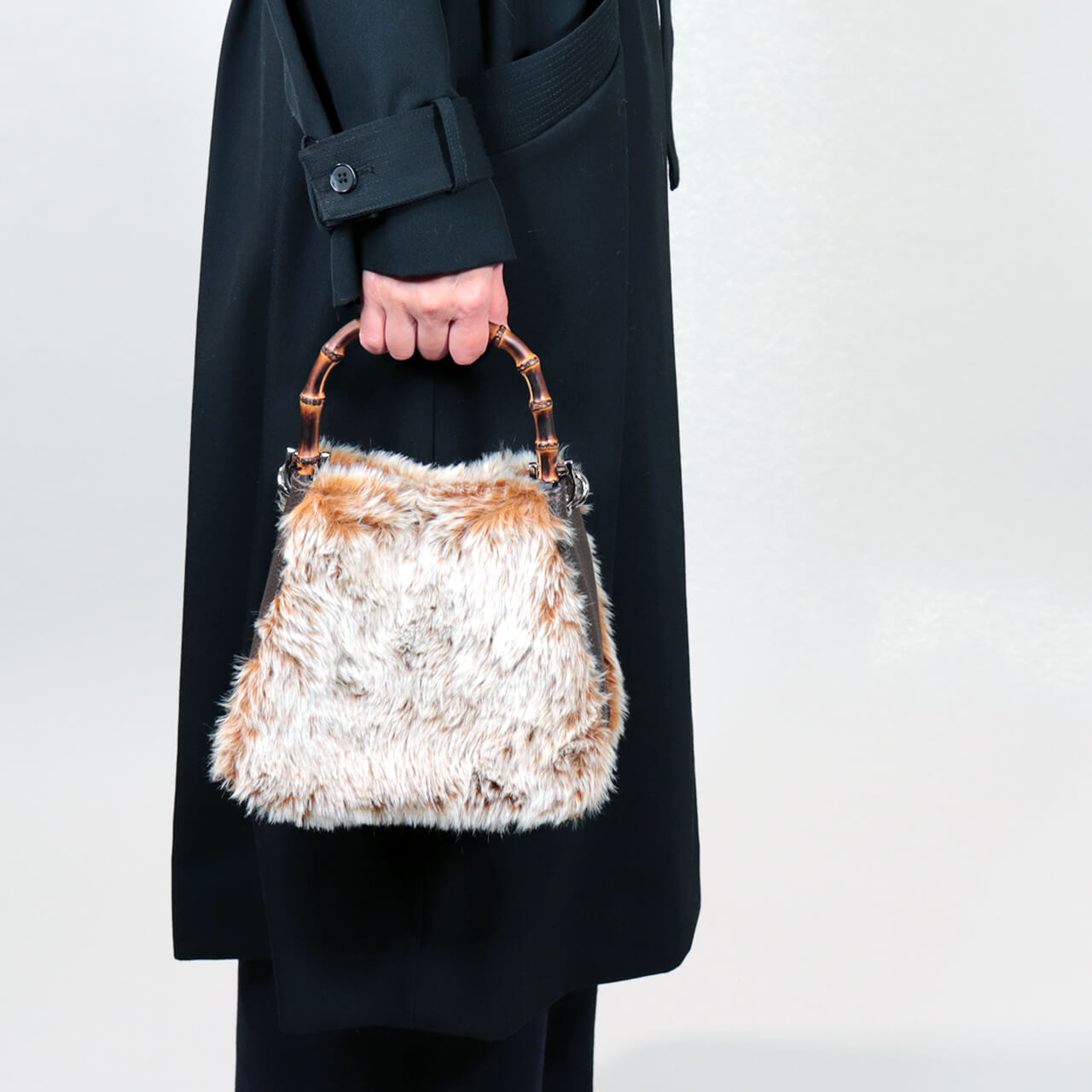 きれいめワンピーススタイルに本革×ファーの2WAYミニトート【HOLLY・WEEKEND】を合わせたコーデ。姫路レザーと竹ハンドルが冬のお出かけやホリデーシーズンに映えるHANEANT KOBEのバッグ。