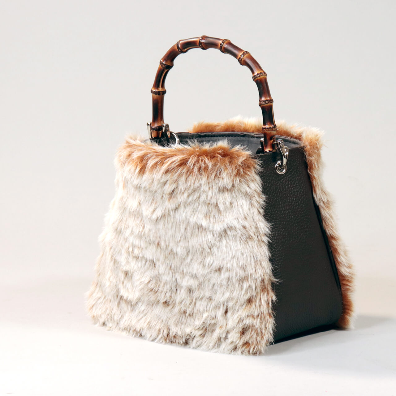 本革×グラデーションファー×竹ハンドルの2WAYミニトート【HOLLY・WEEKEND】正面全体。長財布が入るコンパクトサイズの冬用レザーバッグ、HANEANT KOBE。