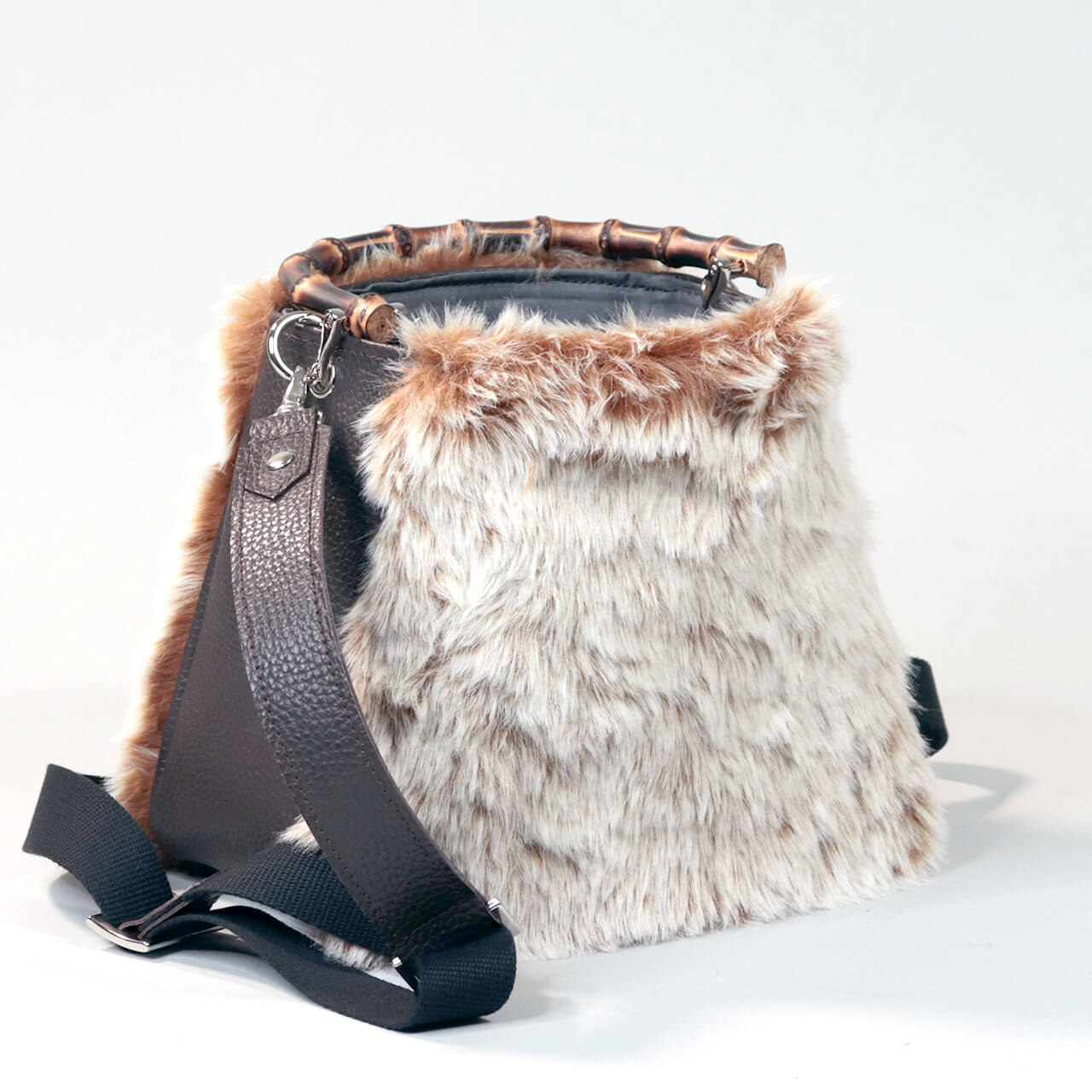 ふわっとボリュームのあるグラデーションファーと姫路シュリンクレザーの質感がわかる斜めからの全体写真。大人の遊び心を感じるHANEANT KOBEの本革ファーバッグ。