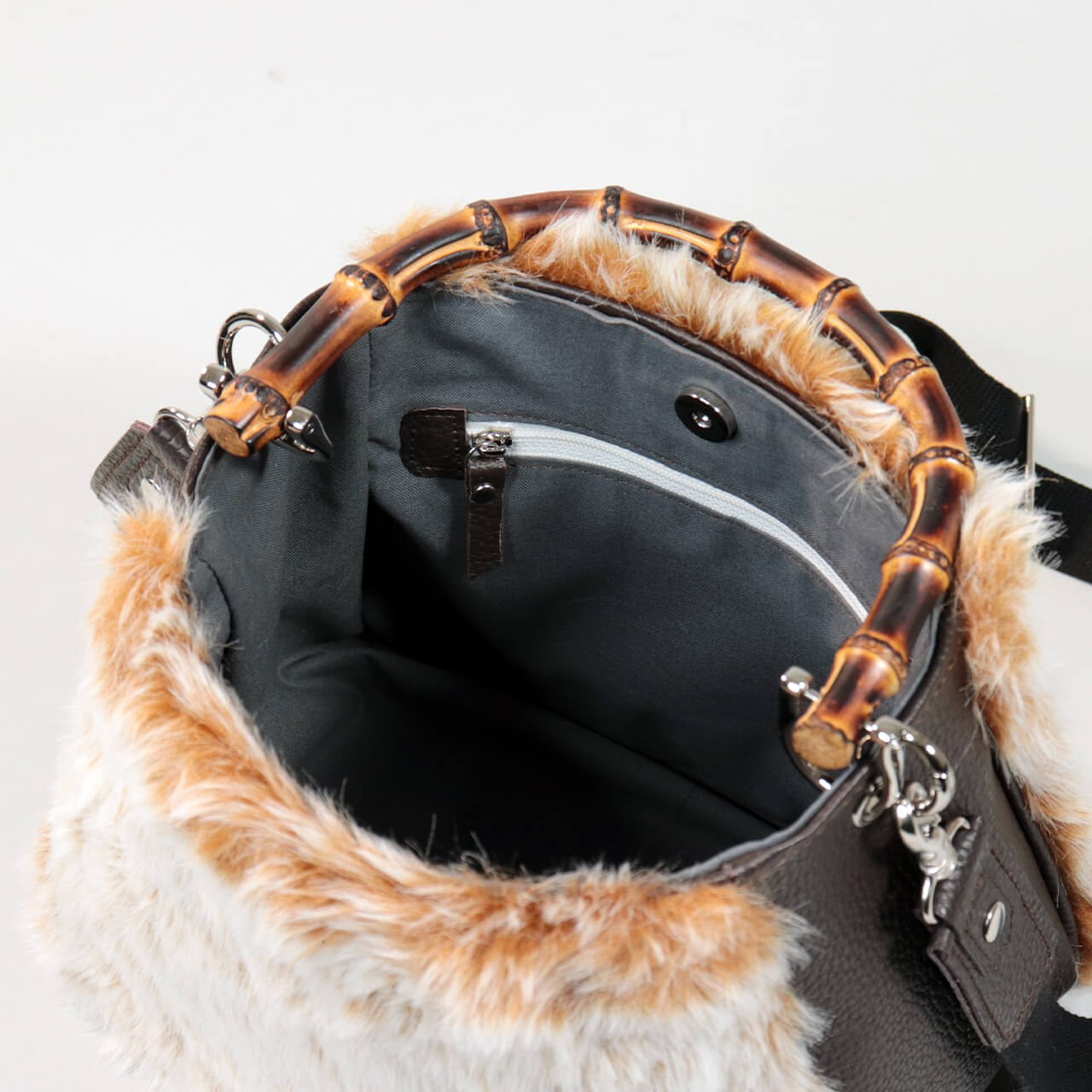 北欧柄の内布と仕分けしやすい内ポケット、ファスナーポケット付きのバッグ内部。長財布や小物を整理しやすいHOLLY・WEEKENDの収納力。