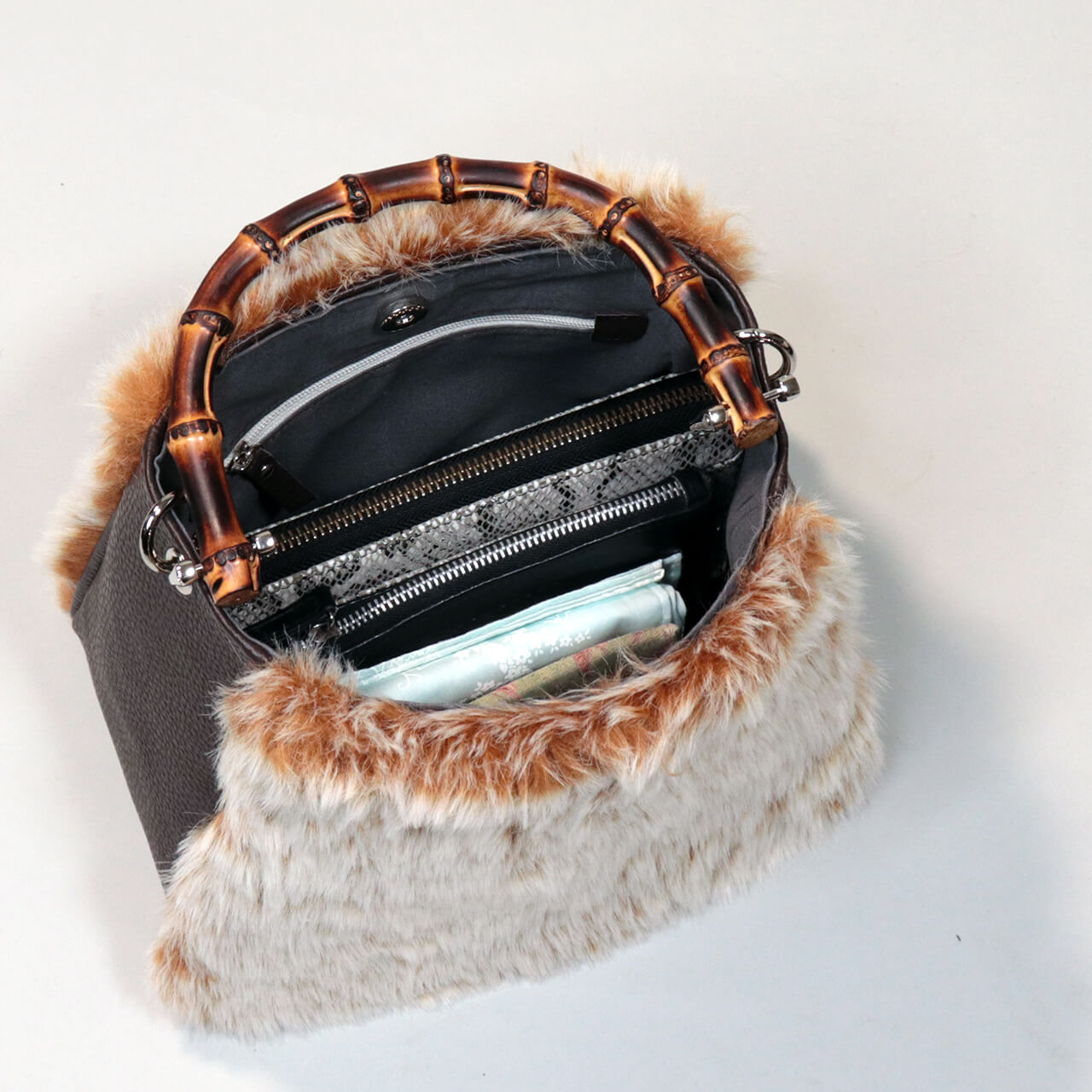 北欧柄の内布と仕分けしやすい内ポケット、ファスナーポケット付きのバッグ内部。長財布や小物を整理しやすいHOLLY・WEEKENDの収納力。