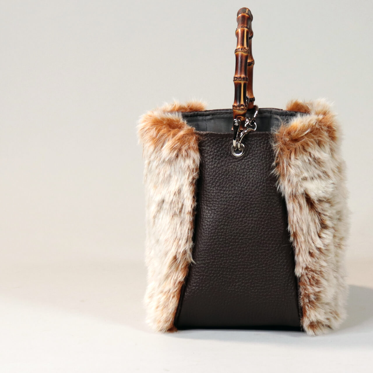 約13cmのマチ幅でしっかり自立する本革×ファーのミニトート【HOLLY・WEEKEND】側面。パイピング入りで型崩れしにくいHANEANT KOBEのレザーバッグ。