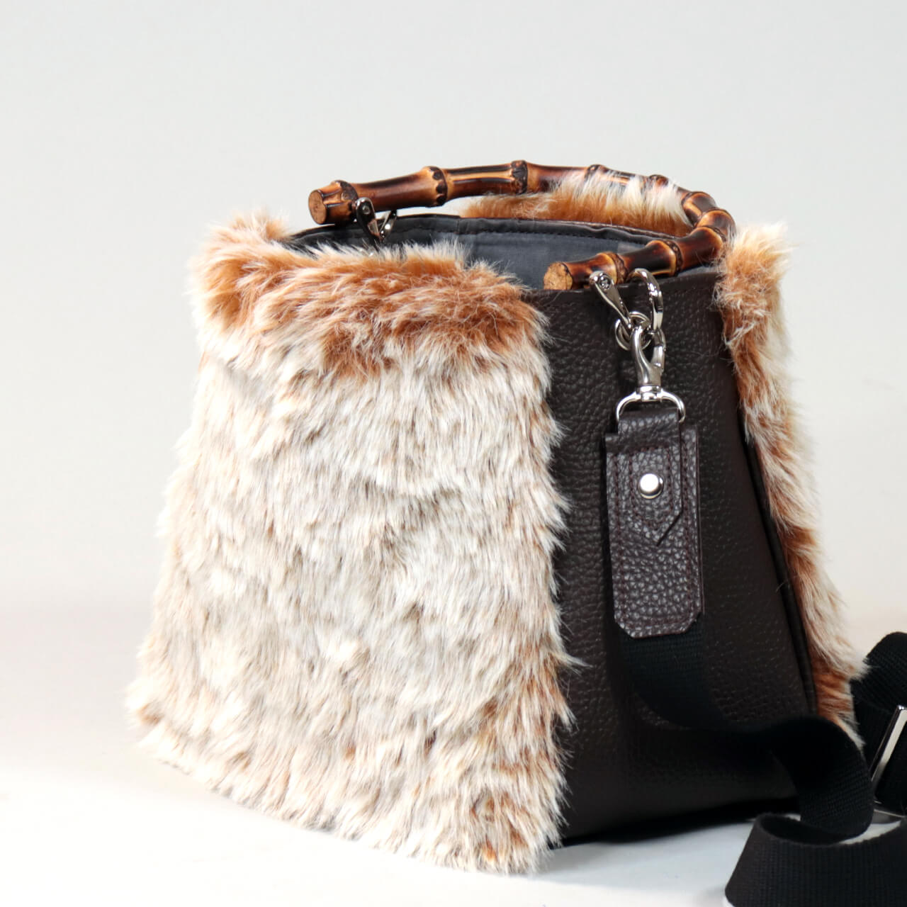 凛とした表情の竹ハンドルディテール。和装にも合うバンブーハンドルが印象的な本革×ファーの2WAYミニトート、HANEANT KOBE。