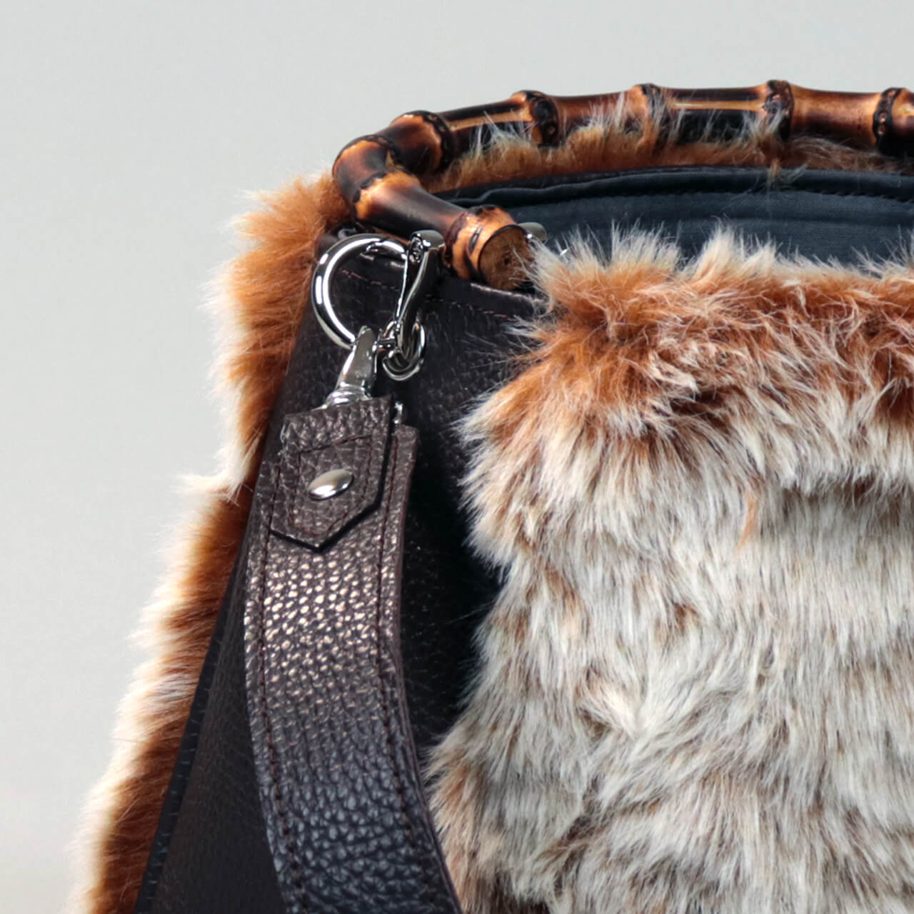 ショルダーベルトを留めるカラビナ金具のアップ。お気に入りのチャームを付けてアレンジできる、HANEANT KOBEの本革×ファーミニトート。