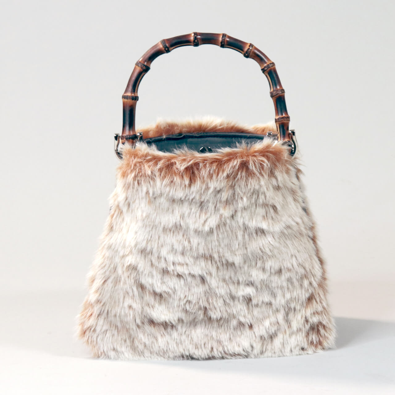 柔らかな自然光の中に置かれた本革×グラデーションファーの2WAYミニトート【HOLLY・WEEKEND】。冬のホリデーシーズンに映える大人のレザーバッグ、ハネアント神戸。