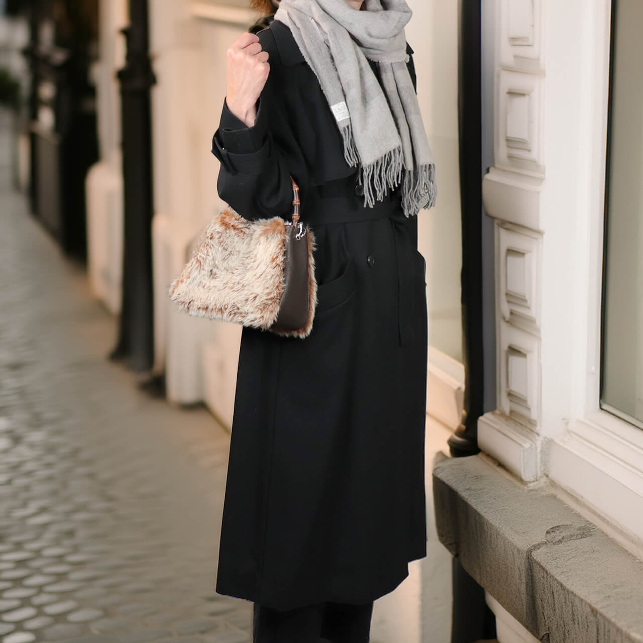 きれいめワンピーススタイルに本革×ファーの2WAYミニトート【HOLLY・WEEKEND】を合わせたコーデ。姫路レザーと竹ハンドルが冬のお出かけやホリデーシーズンに映えるHANEANT KOBEのバッグ。