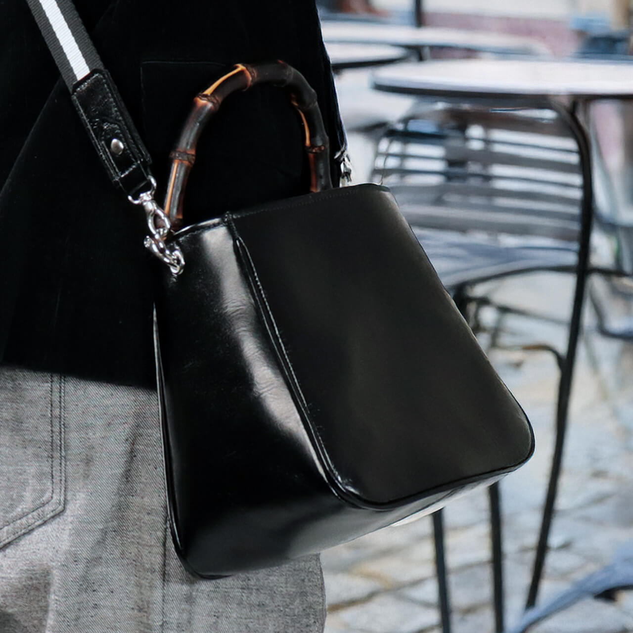 HANEANT KOBE HOLLY 本革ミニトート ブラック／竹ハンドル＋ショルダーストラップ付き 斜め後ろ姿