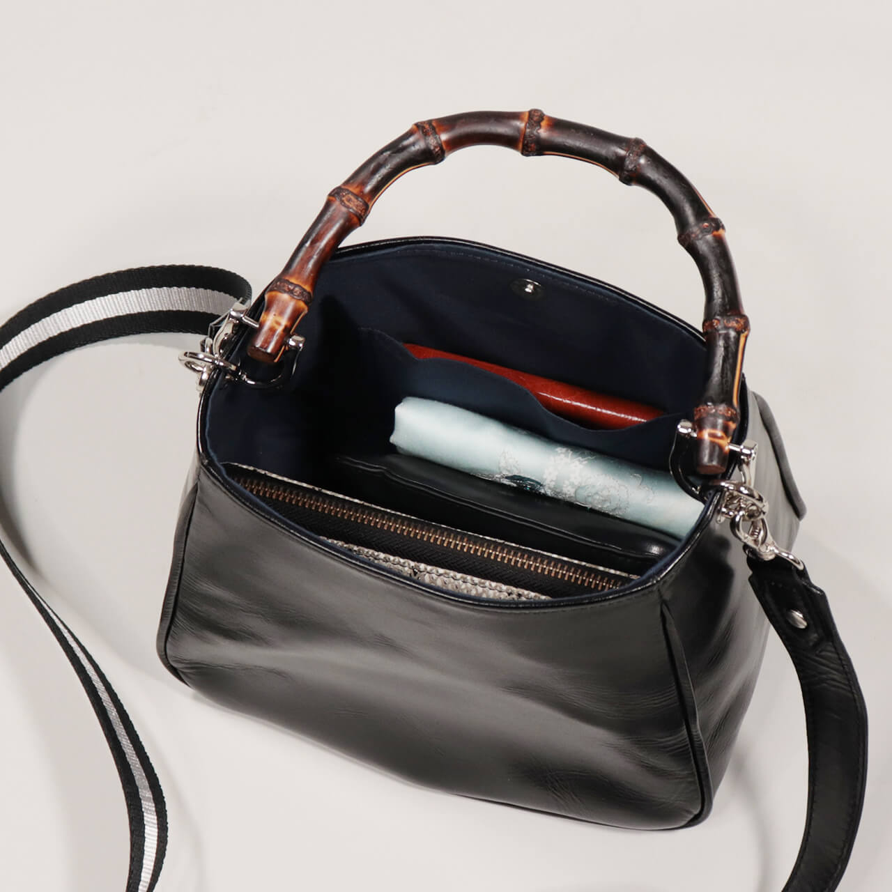 HANEANT KOBE HOLLY 本革ミニトート ブラック 収納部アップ／内ポケット位置と開口部の見え方