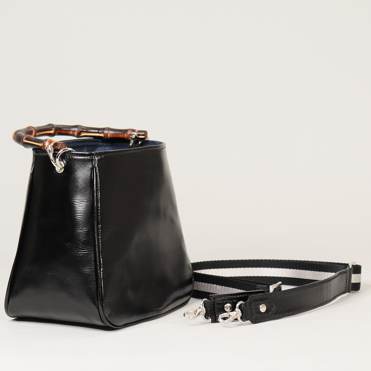 HANEANT KOBE HOLLY 本革ミニトート ブラック 背面側／竹ハンドルとストラップ一式の組み合わせ