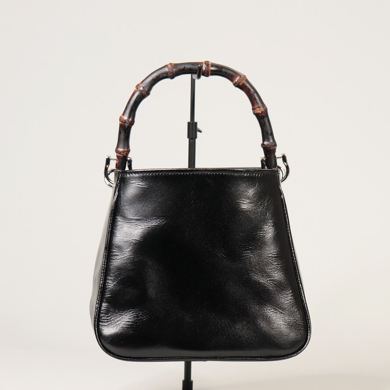 HANEANT KOBE HOLLY 本革ミニトート ブラック 正面全体／自立する台形フォルムと竹ハンドル