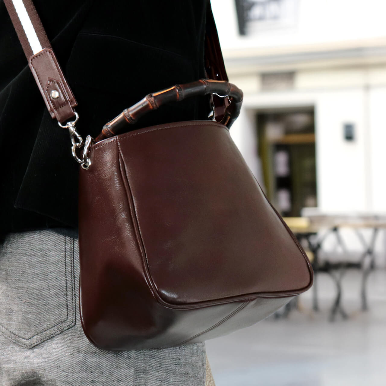 HANEANT KOBE HOLLY 本革ミニトート ブラック／竹ハンドル＋ショルダーストラップ付き 斜め後ろ姿