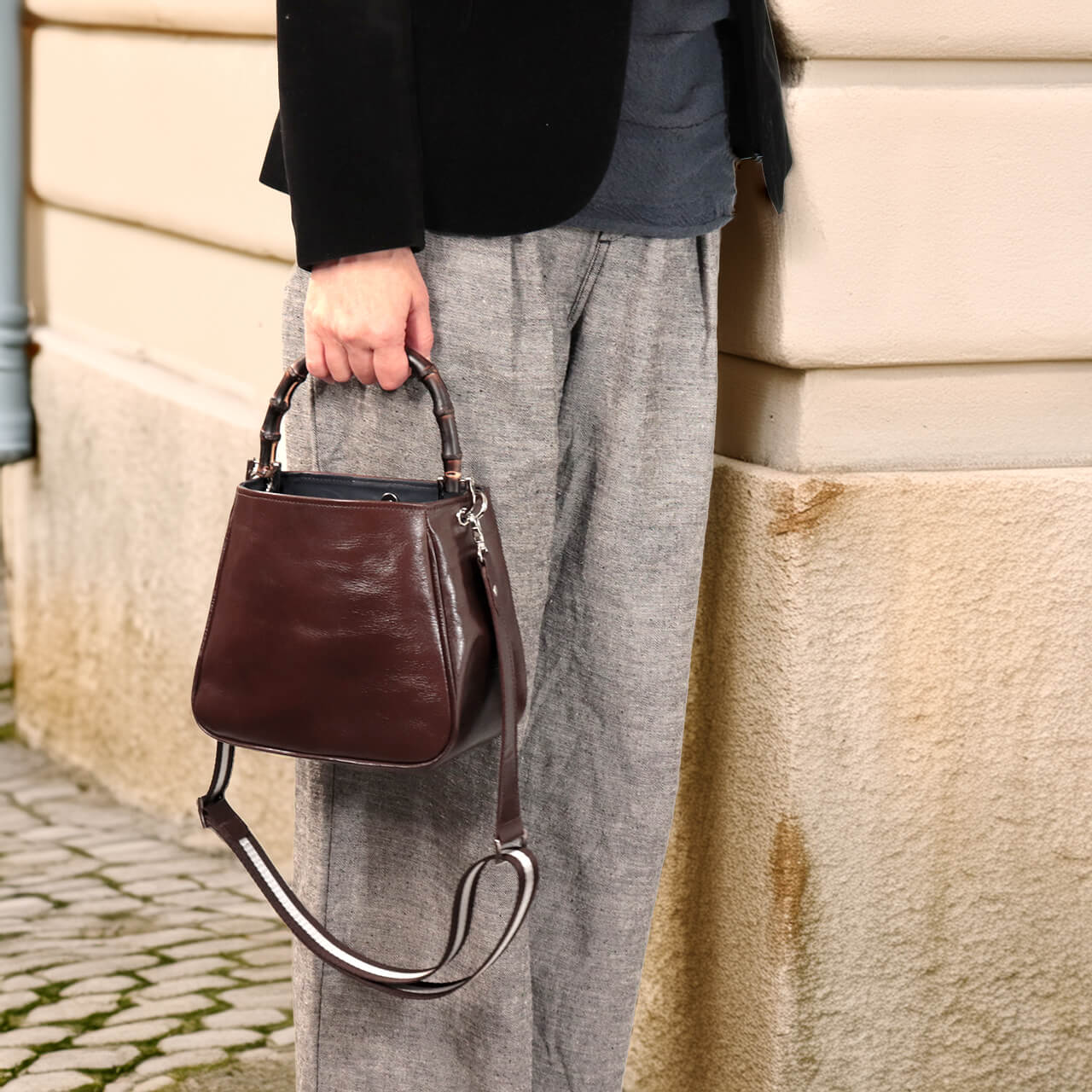 HANEANT KOBE「HOLLY」福袋セットの本革ミニトート（ブラック）竹ハンドル＆2WAYショルダーの着用イメージ