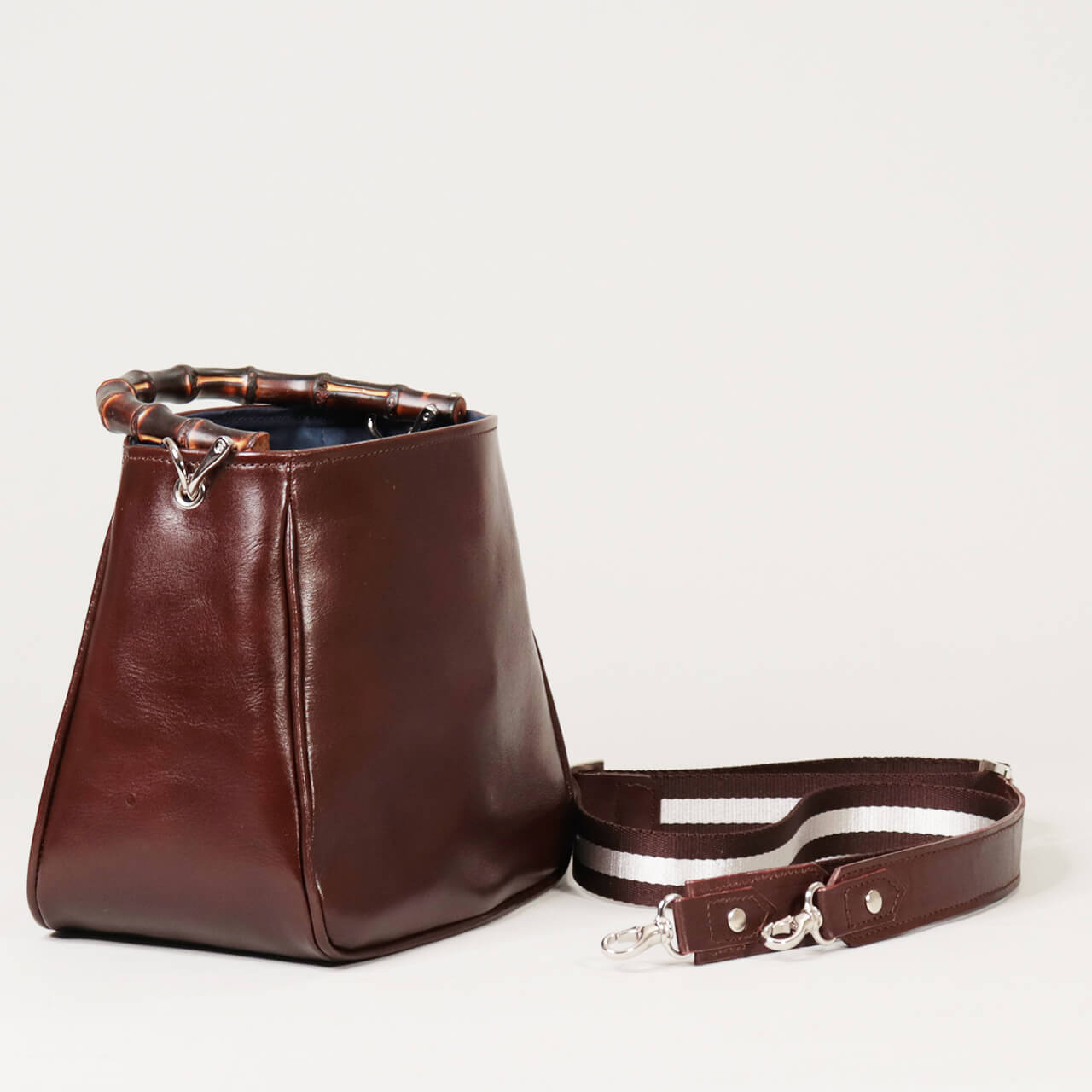 HANEANT KOBE HOLLY 本革ミニトート ブラック 背面側／竹ハンドルとストラップ一式の組み合わせ